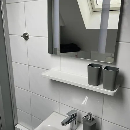 1 - Zweizimmerwohnung Mit Kueche Und Bad *